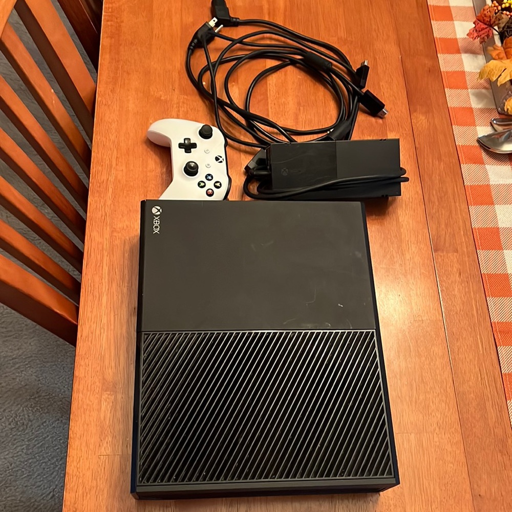 XBox One 781 GB console w/ controller - works great; owner bought new model.
